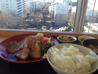 チャーシュー定食と８階からの風景