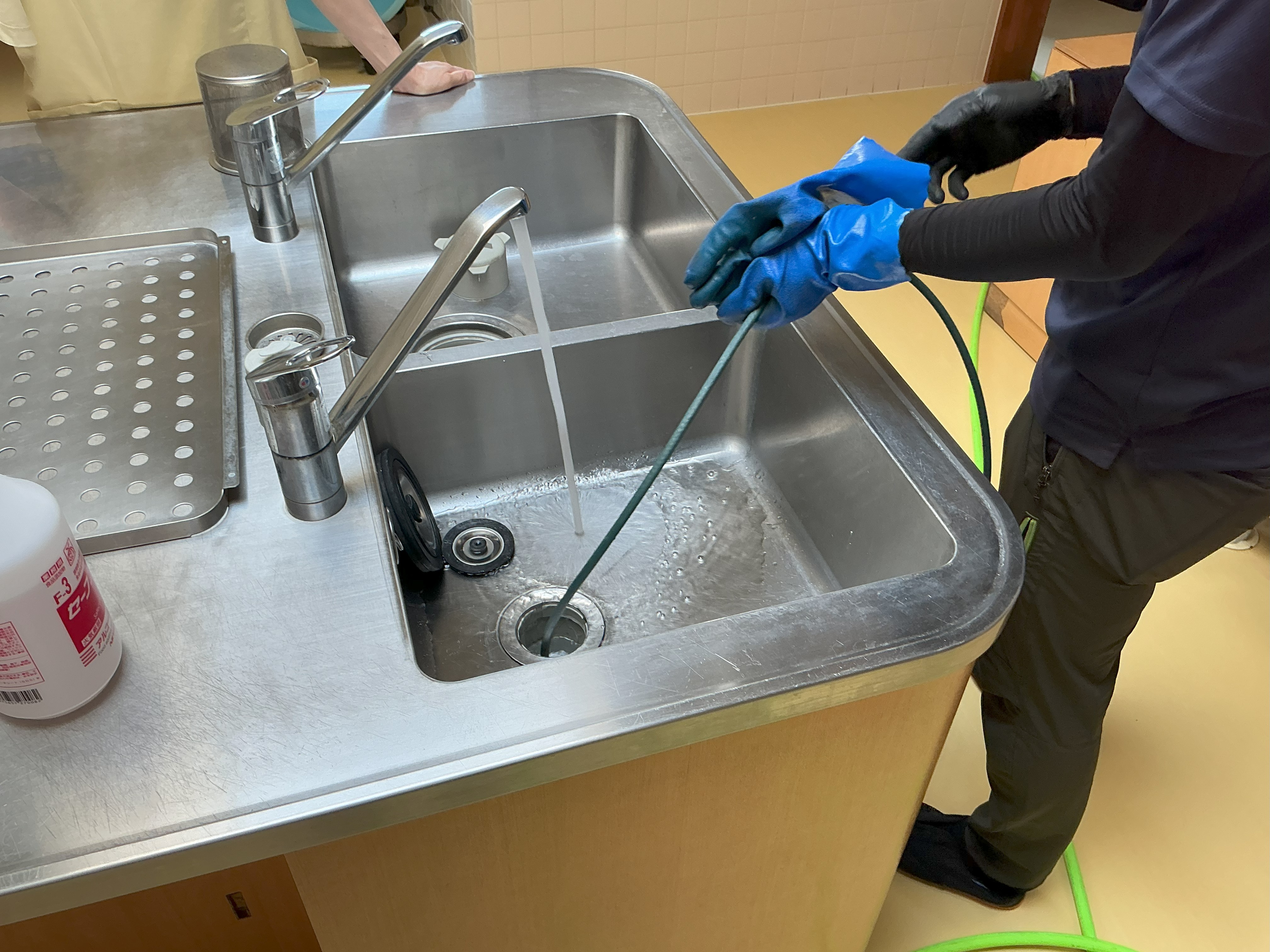 厨房のメンテナンス案内(排水高圧洗浄)