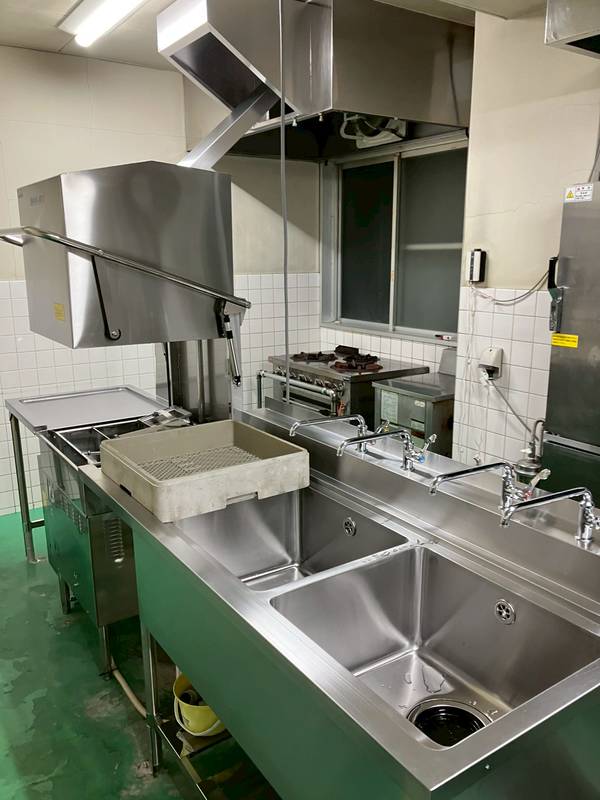 食器洗浄ラインの入れ替えと排気フードの増設を行ないました